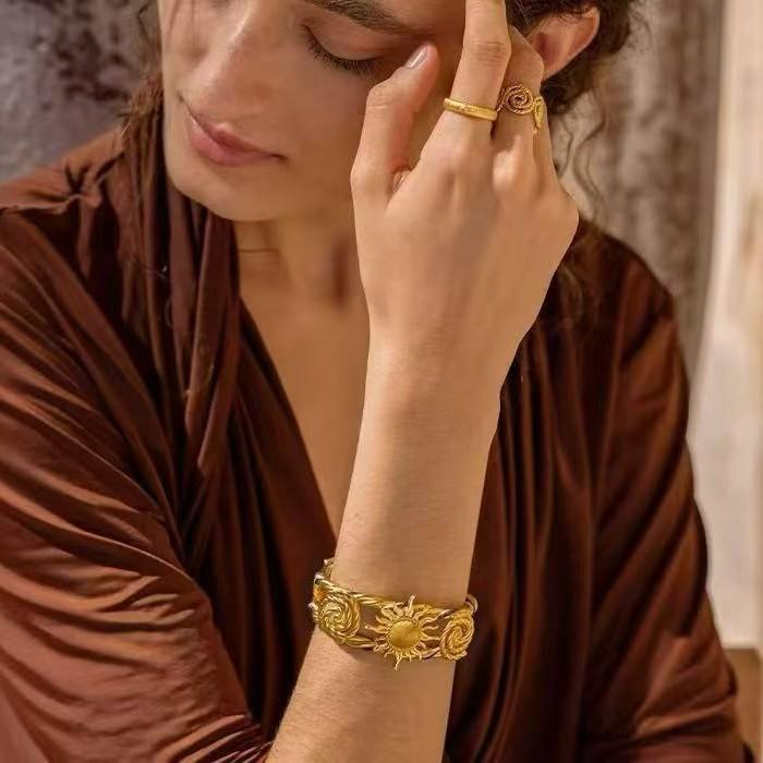 Bracciale e Orecchini Sole Nascente Con Pezzi di Mano di Nicchia Retrò di Alta Qualità / Nuovo 2025