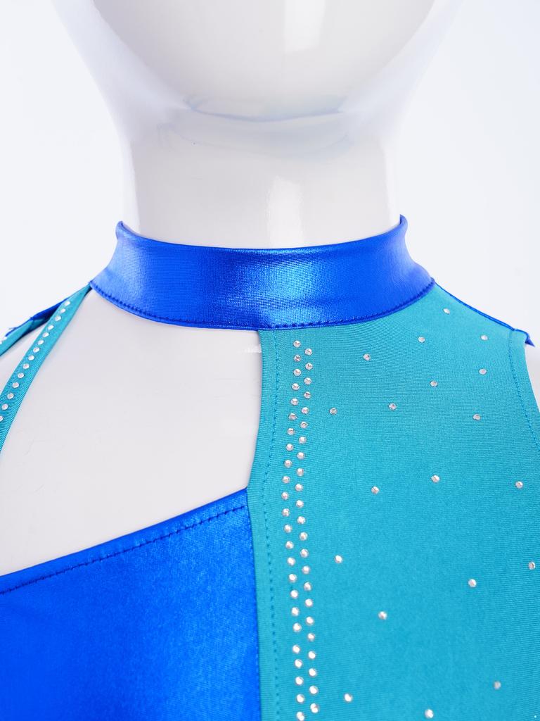 Funkelndes Strass-Performance-Outfit für Mädchen: Metallisches Colorblock Crop-Top mit passender elastischer Shorts für die Bühne