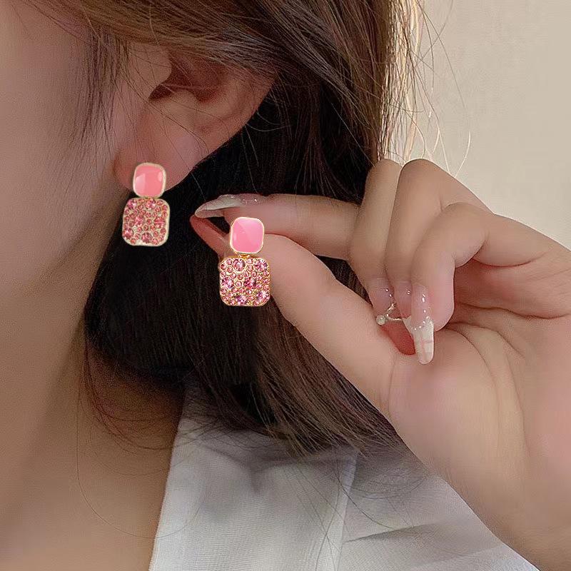 

Серьги из серебра 925 пробы в корейском стиле, квадратные геометрические, инкрустированные бриллиантами: Элегантный расписной масляный дизайн для женщин розовый