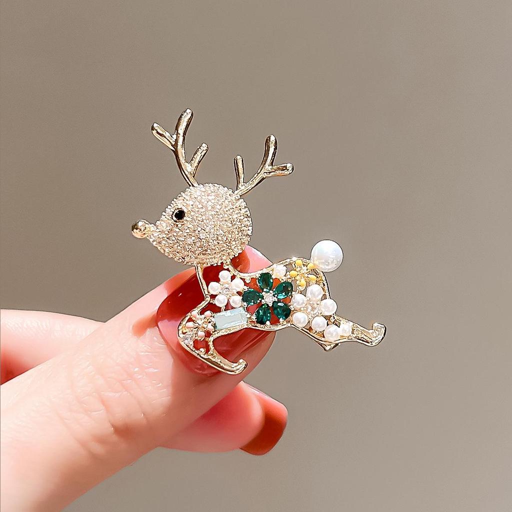 Elegant Butterfly Brooch: Luxurious Suit Accessory & Stylish Corsage for Women