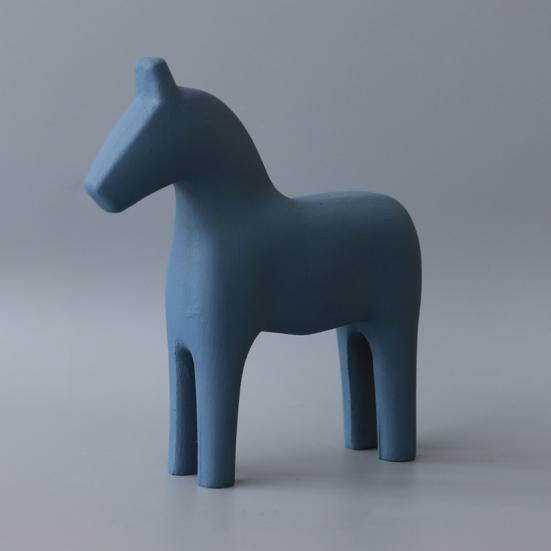 Robuste Pferdefigur. Zarte, exquisite abgerundete Kante