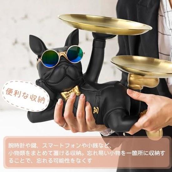 Perro acostado sosteniendo dos platos encantador interesante pose decoración de interiores almacenamiento Respeto Día del Anciano regalo de cumpleaños regalo gafas.