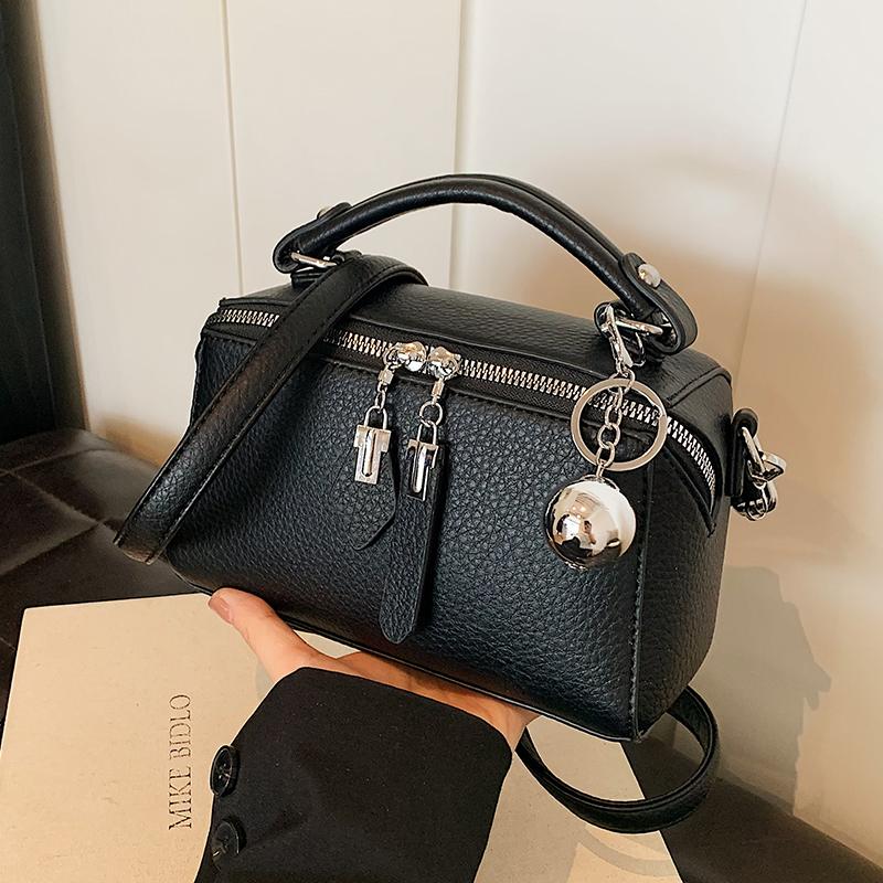 

Classic Black Square Handbags for Women Autumn New Versatile Small Single Shoulder Crossbody Bags with Elegant Ball Pendant (20cm<Max Length<30cm) чёрный