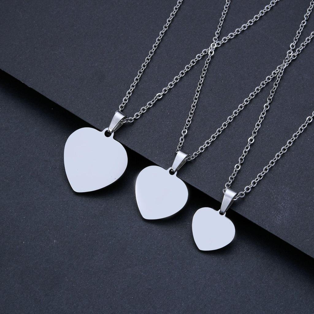Collar Metálico de Acero Inoxidable con Forma de Corazón y Diseño Grabado Láser - Edición Regalo Navideño