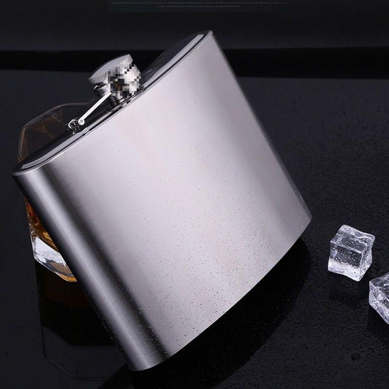 Premium Stainless Steel Hip Flask Lightweight Retro Design For Outdoor Use