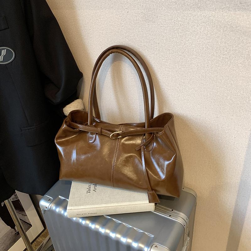 Autumn and winter retro large-capacity commuter tote bag women's new high-end fashion shoulder armpit bag