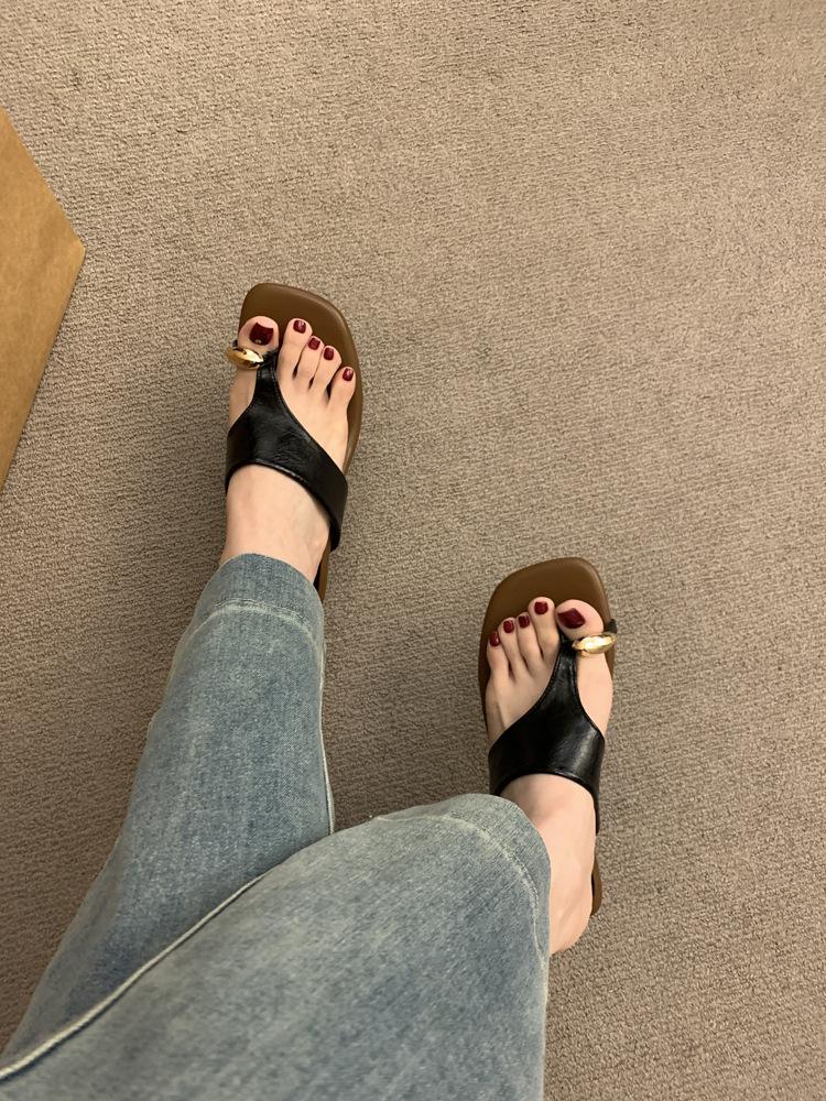 

French niche toe cool slippers women s summer wear 2025 new versatile leopard print thick heel square head silver sandals 35 чёрный