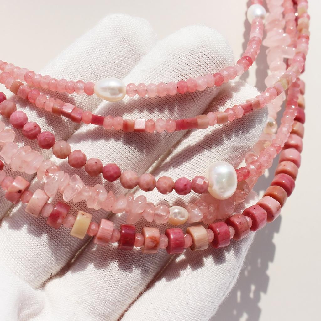 Oryginalny Design Naszyjnik z Kamieniem Hibiskusa Damski Różowy Kamień Miłości Prawdziwa Perła Koralikowy Łańcuszek na Obojczyk Wielowarstwowy Do Noszenia w Stosie 416