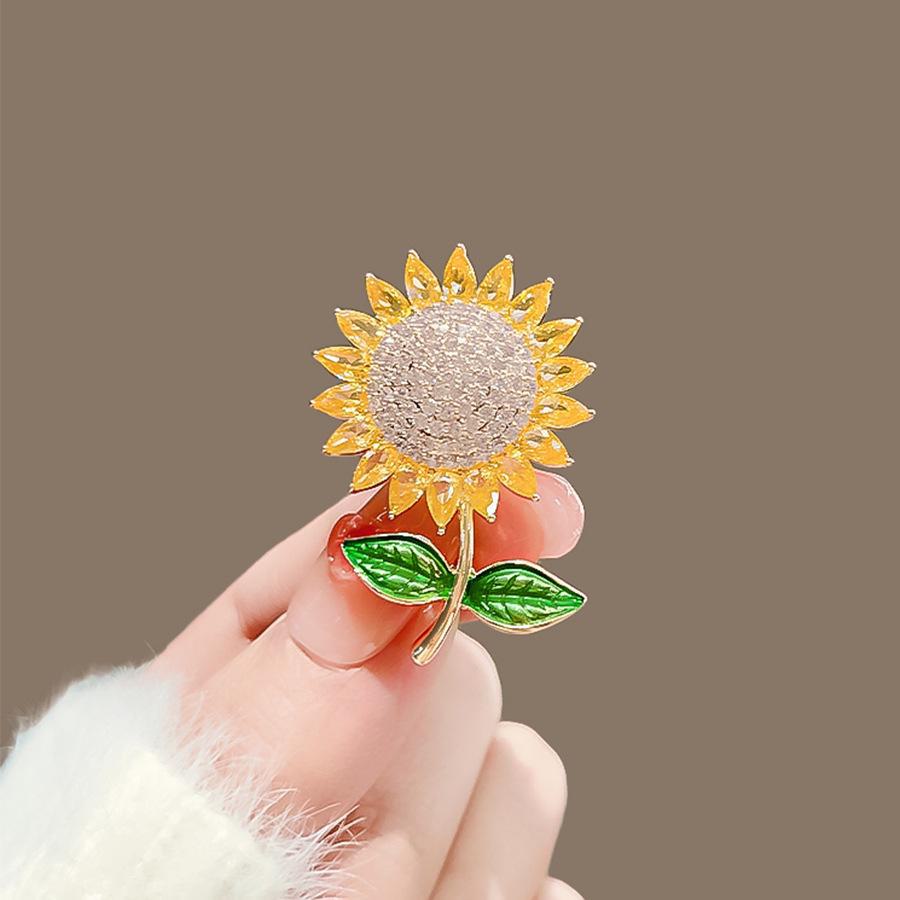 Chic Butterfly Brooch for Women - High-End Fashion Corsage