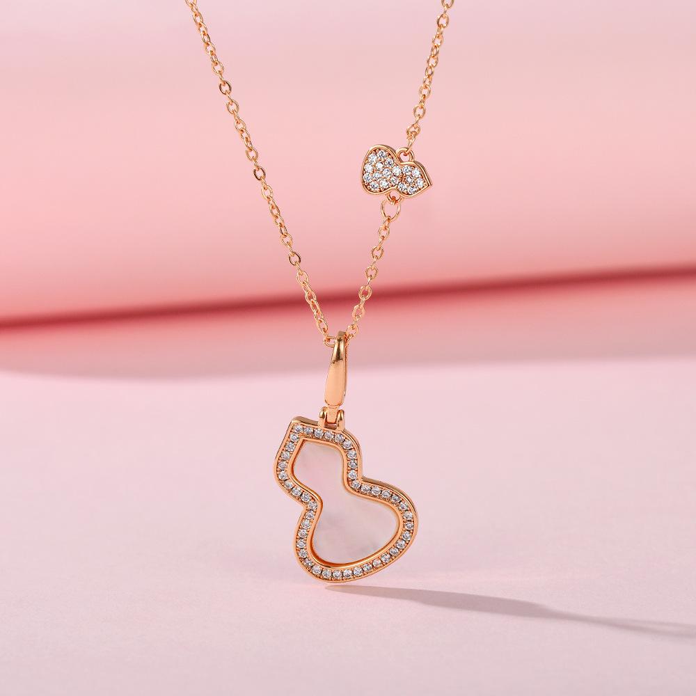 Bao J Fan J Natural Fritillary Gourd Butterfly Clover Necklace Versatile Clavicle Chain