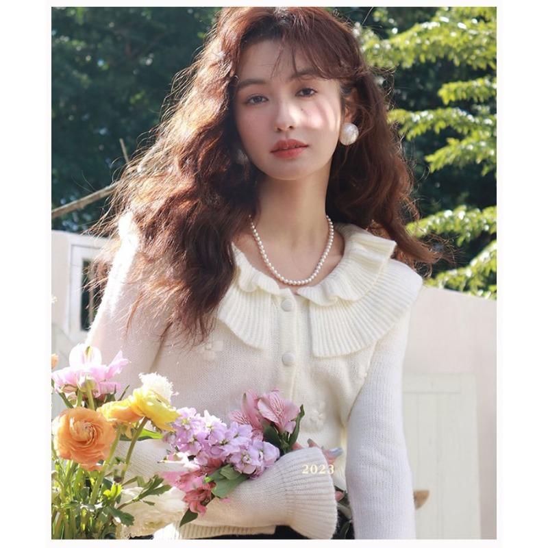 

Французский нежный темперамент кукольный воротник мягкий восковой свитер женский осенний нишевый шикарный трехмерный цветочный вязаный кардиган пальто One size