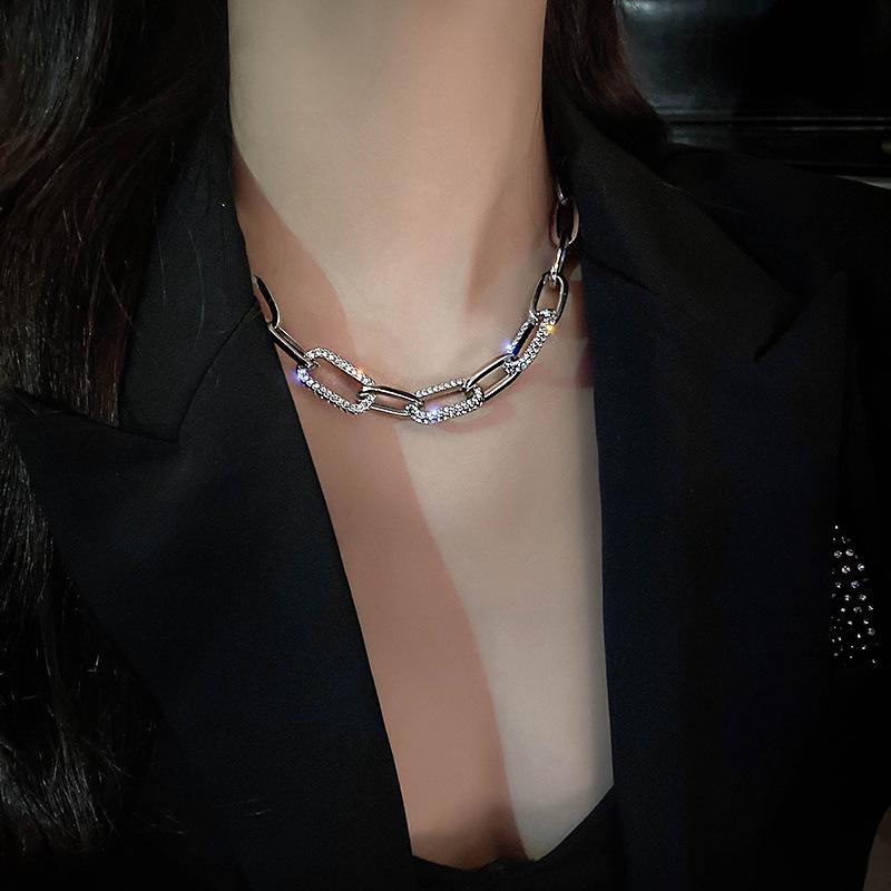 Collier Grosse Chaîne Exagérée: Courte chaîne clavicule en métal ornée de strass pour femmes