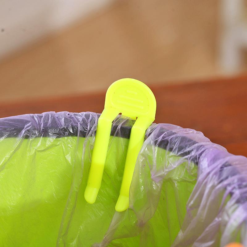 2 ks klipů na odpadkový koš v bonbónové barvě, klip na odpadky, klip na sáček do papírového koše, protiskluzový držák, boční klip na odpadkový koš.