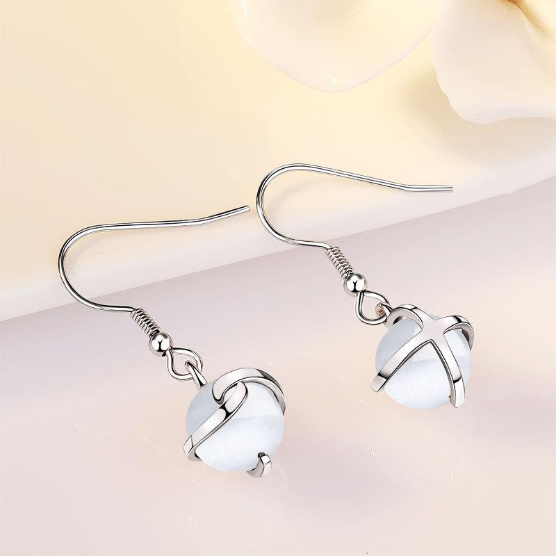 Japanese and Korean White Moonlight Opal Ear Hook, Female French Pastoral Small Fresh and Simple Temperament Earrings.
