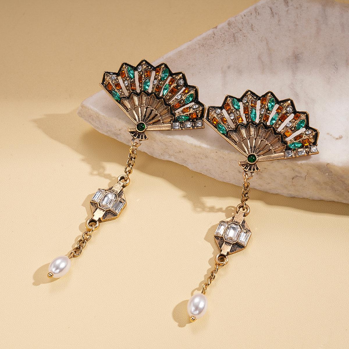 

Medieval style diamond-set imitation pearl fan-shaped silver needle earrings fashionable light luxury earrings