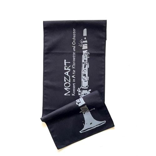 

Introducing the black version! Microfiber cloth the same length as a clarinet. Clarinet Illustration. Ideal for clarinet maintenance. Mahl Music.