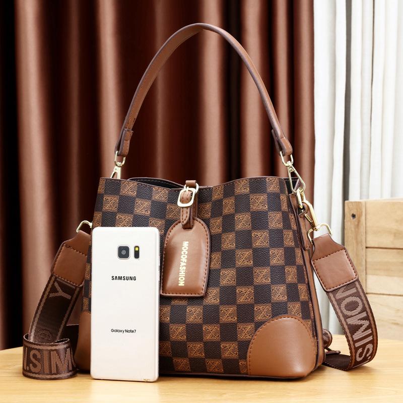 Manufacturer bucket bag 2025 new trendy printing fashionable versatile portable messenger large-capacity women's bag one piece sent on behalf of