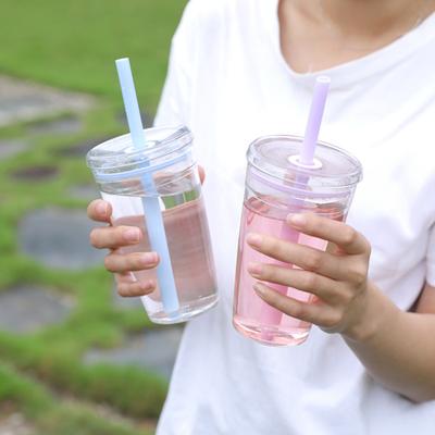Transparentes Tritan Trinkgefäß mit Strohhalm 16oz Bunter Kaffeebecher mit Deckel Niedlich Auslaufsicher