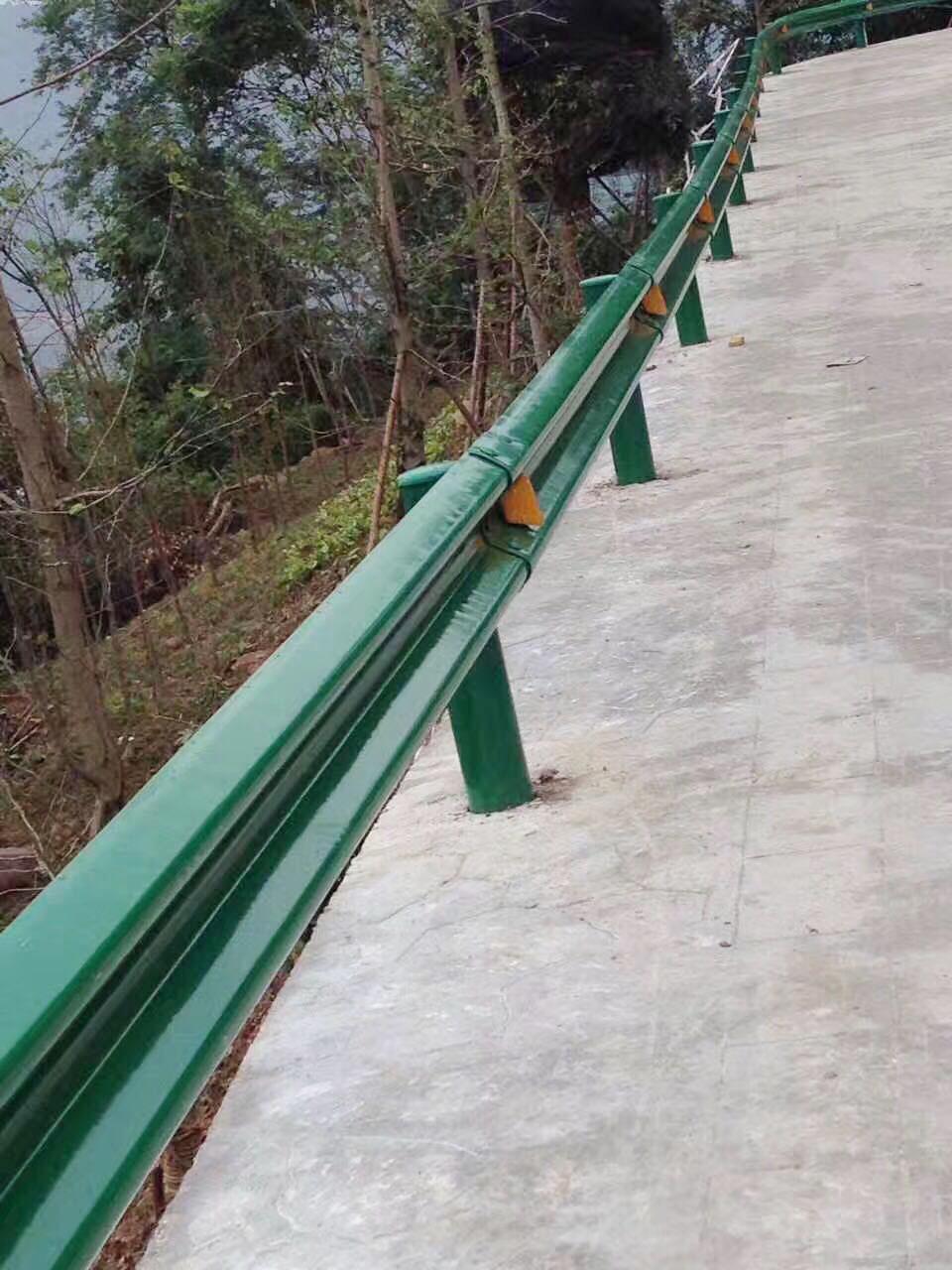 Highway Three-Wave Corrugated Anti-collision Steel Guardrail, Hot-Dip Galvanized for Rural Roads