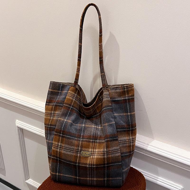 2025 new Korean tote bag large capacity women's niche plaid commuter handbag shoulder bag underarm bag
