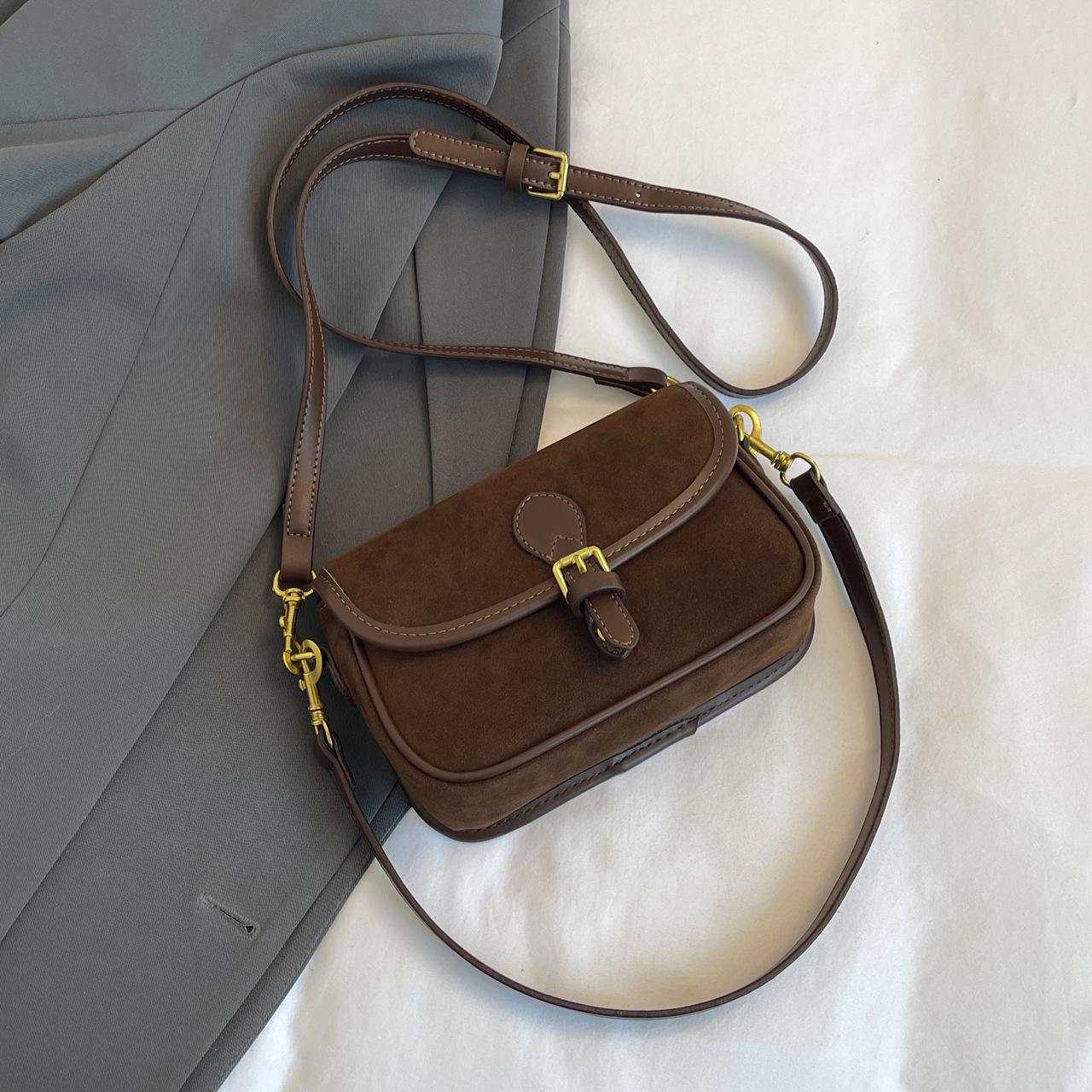 

Высококачественная замшевая кроссбоди сумка-седло в стиле ретро: Универсальная, Матовая, Маленькая квадратная сумка через плечо кофейный