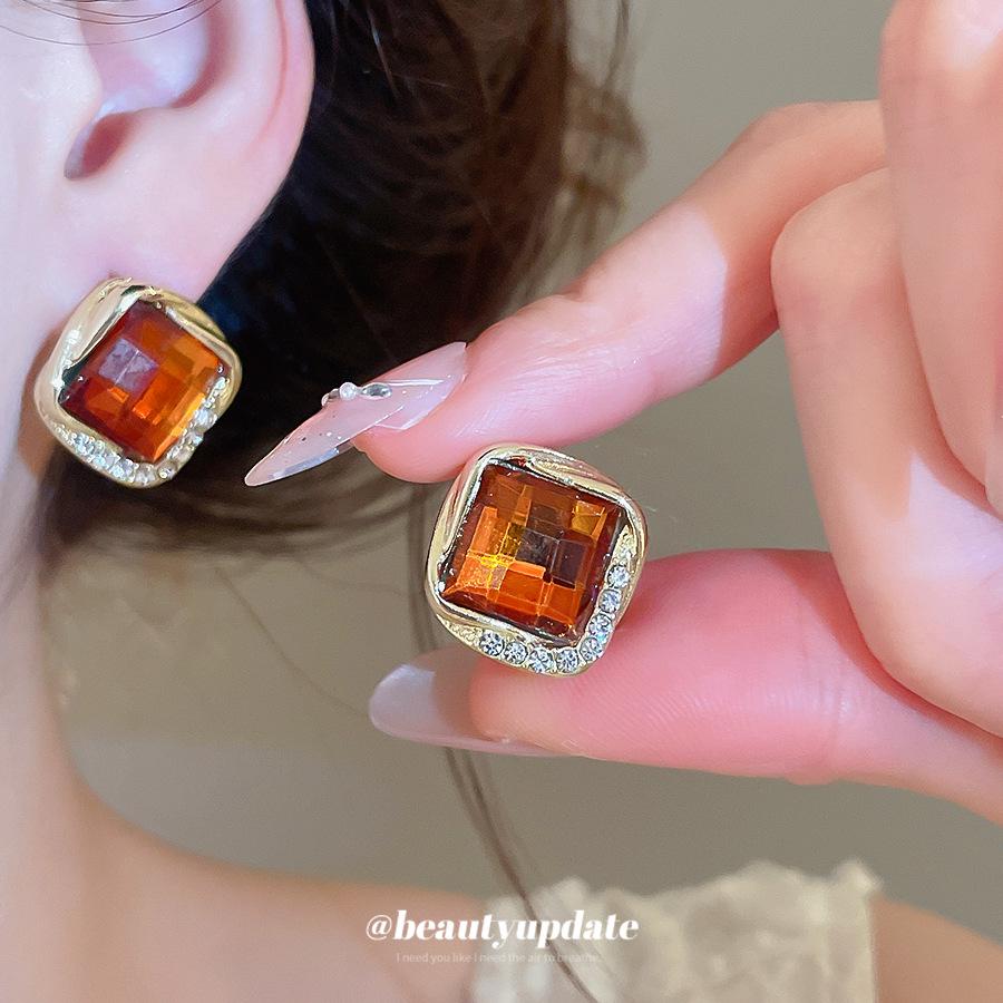 Exquisite Silver Rhinestone Geometric Stud Earrings: Retro, Versatile Fashion Jewelry for Women
