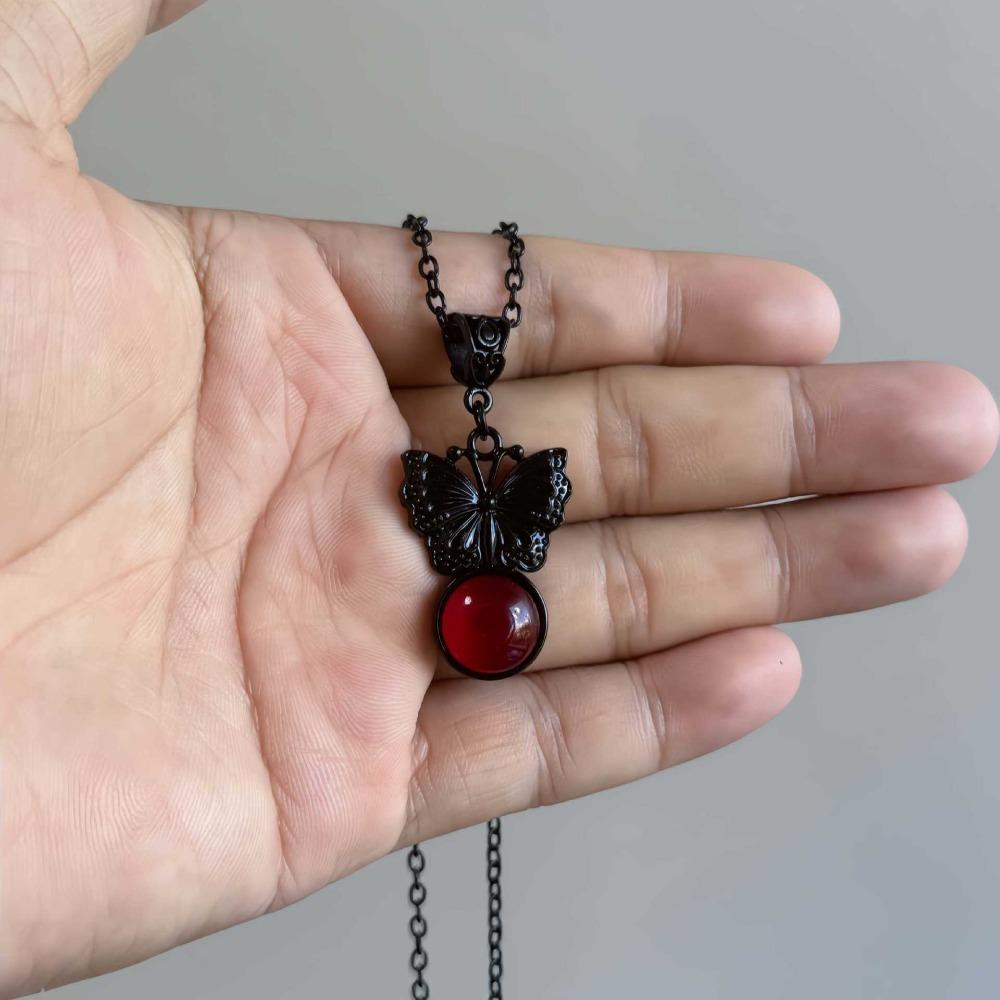 Dunkles Gotisches Temperament Schwarzer Schmetterling Rotes Glas Kristall Anhänger Halskette für Damen Halloween Mystische Hexe Schmuck Geschenk