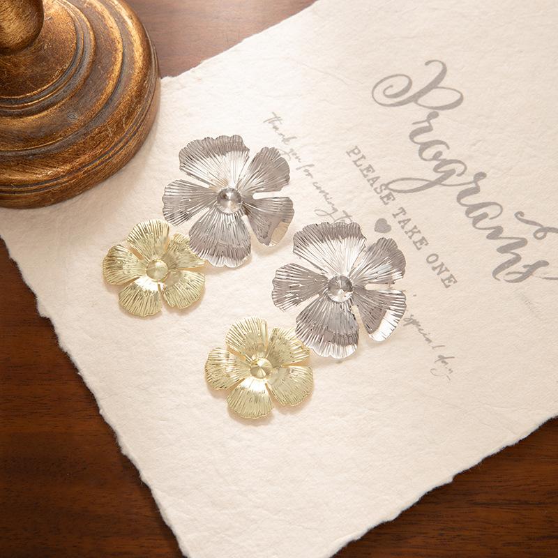 Retro Exquisite Temperament Stud Earrings Big Flower Pattern Metal Wind Fringed Earrings Niche Unique Earrings