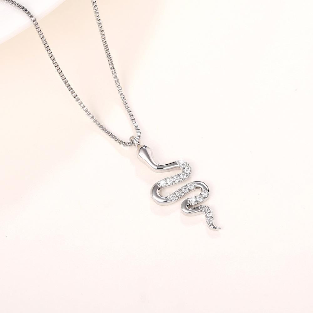Ladies' Snake Shaped Pendant Necklace, Embellished with Synthetic Zircon, Gothic Snake Shaped Collarbone Chain, Avant-garde Daily Jewelry, Gift Giving