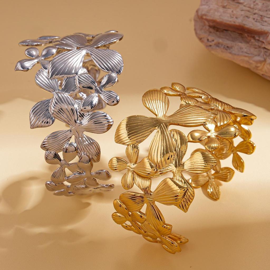 Edelstahl Armreif mit Ausstanzungen in Blumenform, Europäische & Amerikanische Mode, High-End Armband aus Titanstahl.