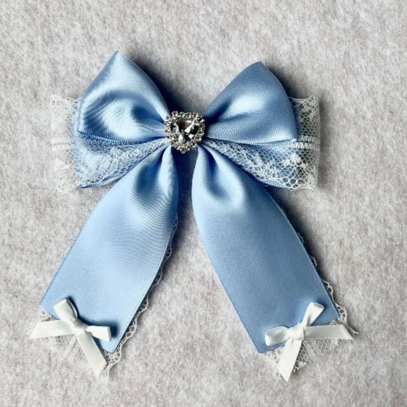 

Модное женское платье-рубашка ручной работы в корейском стиле с кружевом, бантом, воротником-бантом, брошью-цветком и стразами в форме сердца. Ювелирный подарок