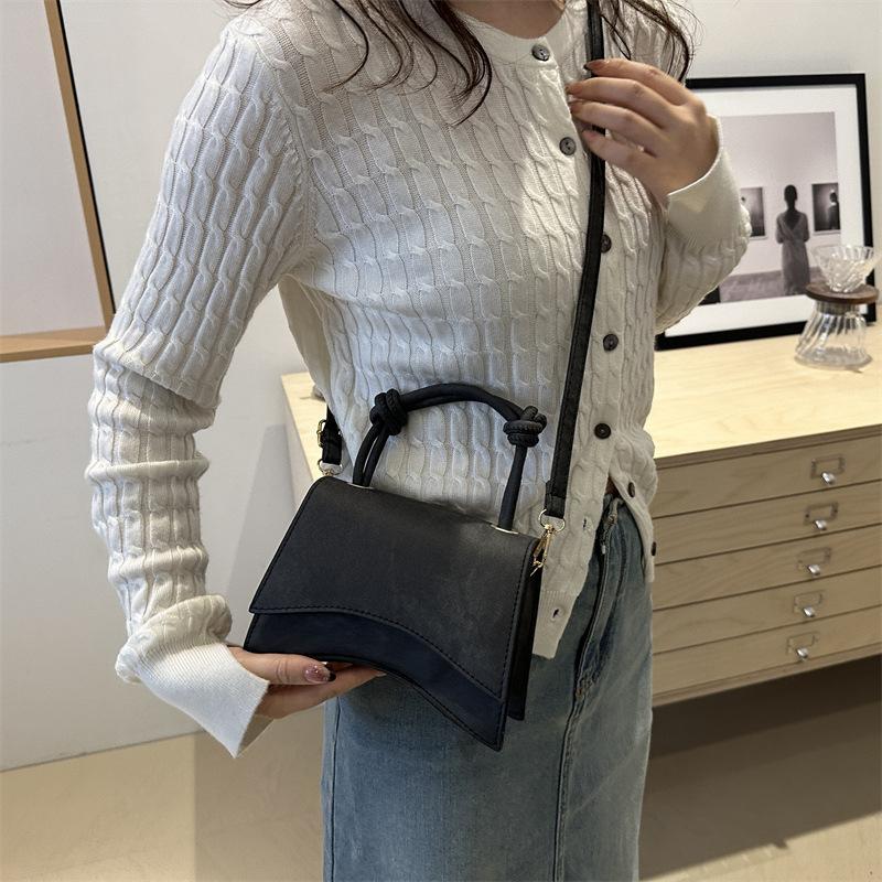 Personalized commuter handbag 2025 autumn foreign style simple temperament new shoulder fashion messenger small square bag