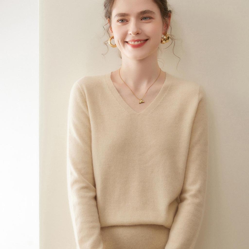 2025 Autumn/Winter Women's V-Neck Seamless Cashmere Sweater: Versatile Knitted One-Piece Pullover Base Layer