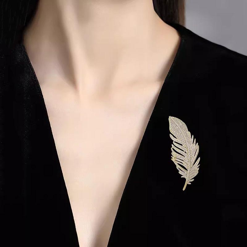 Elegant Feather Brooch, High-end Women's Fashion and Grace, Brooch Design Sense, Niche Brooch