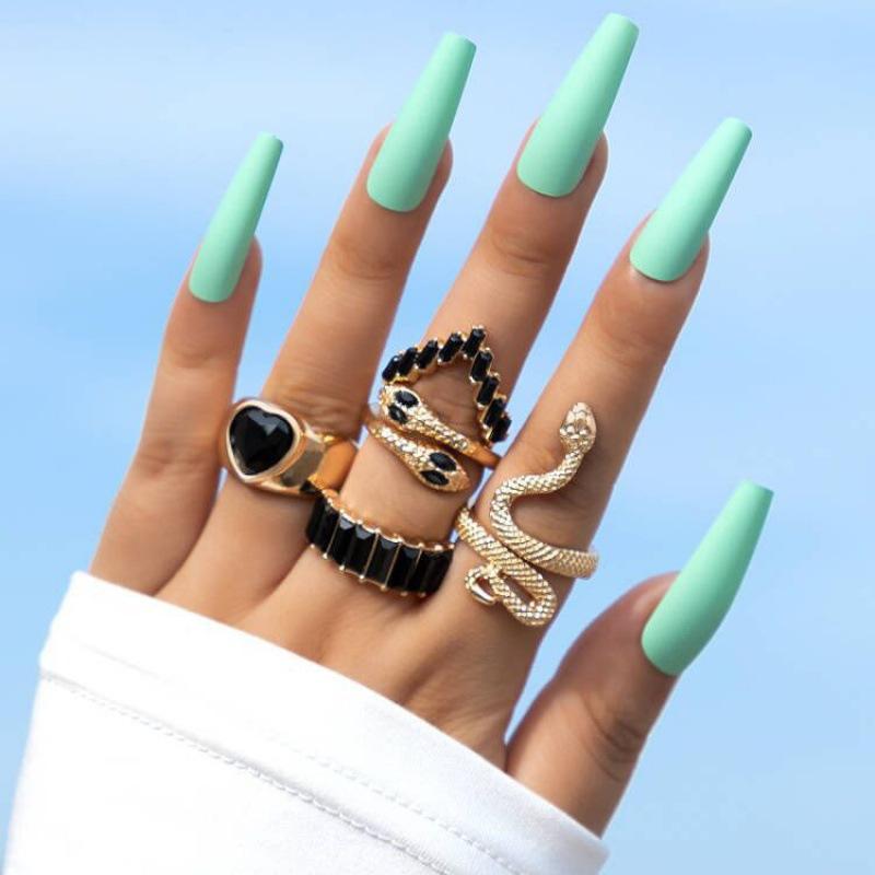 Popular jewelry, ring jewelry, snake-shaped love imitation emerald with diamonds ins wind five-piece ring for women