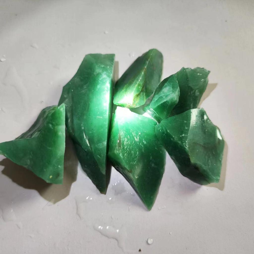 Natürlicher Jadestein, Dulong-Jade, grüner Jadeit, Rohstein, Mineralien, Schmuckherstellung, Kristallstein, Heimdekorationsstein