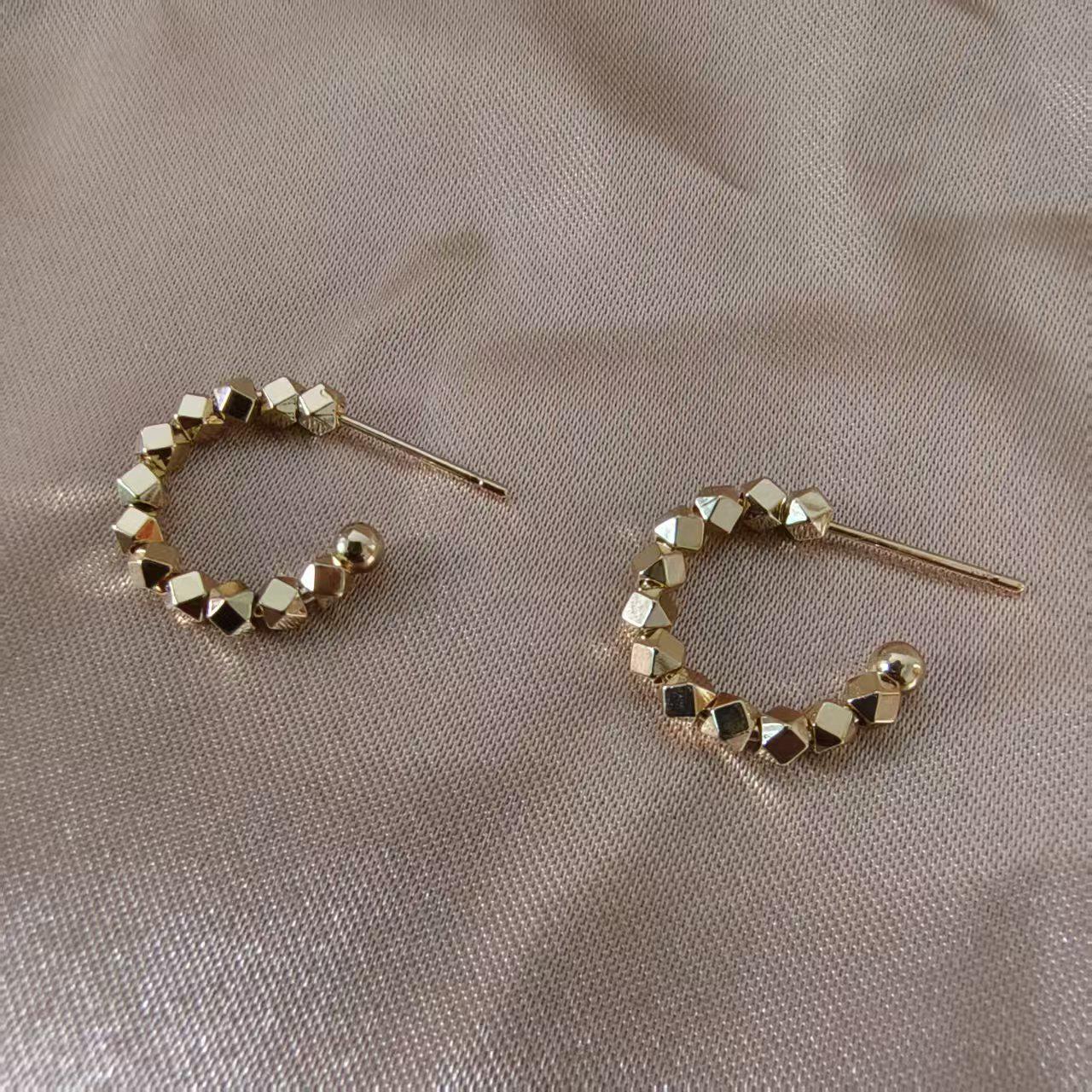 

Элегантные серьги-кольца «Серебряный таэль 2025»: Трендовый, Уникальный, Высококлассный Дизайн для Женщин