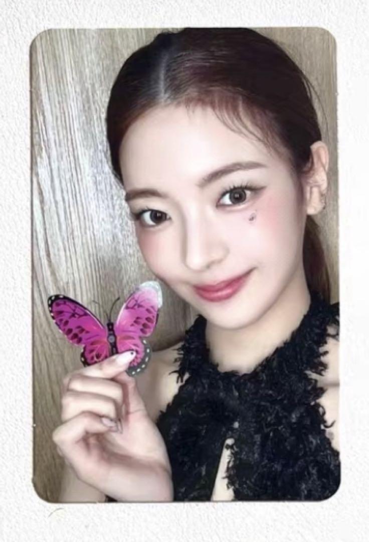 

[USED] itzy GOLD makestar butterfly limited edition trading card rear