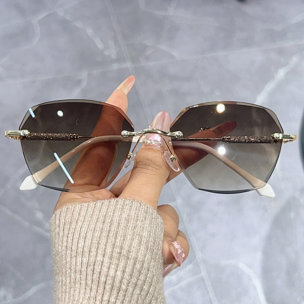 

Fashion Small Framed Sun Glasses With Uv380 Protection For Travel And Parties Gradient Tea