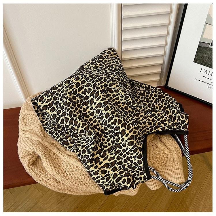 

Chic Polyester Tote Bag With Soft Structure And Nylon Lining For Urban Summer Style коричневий