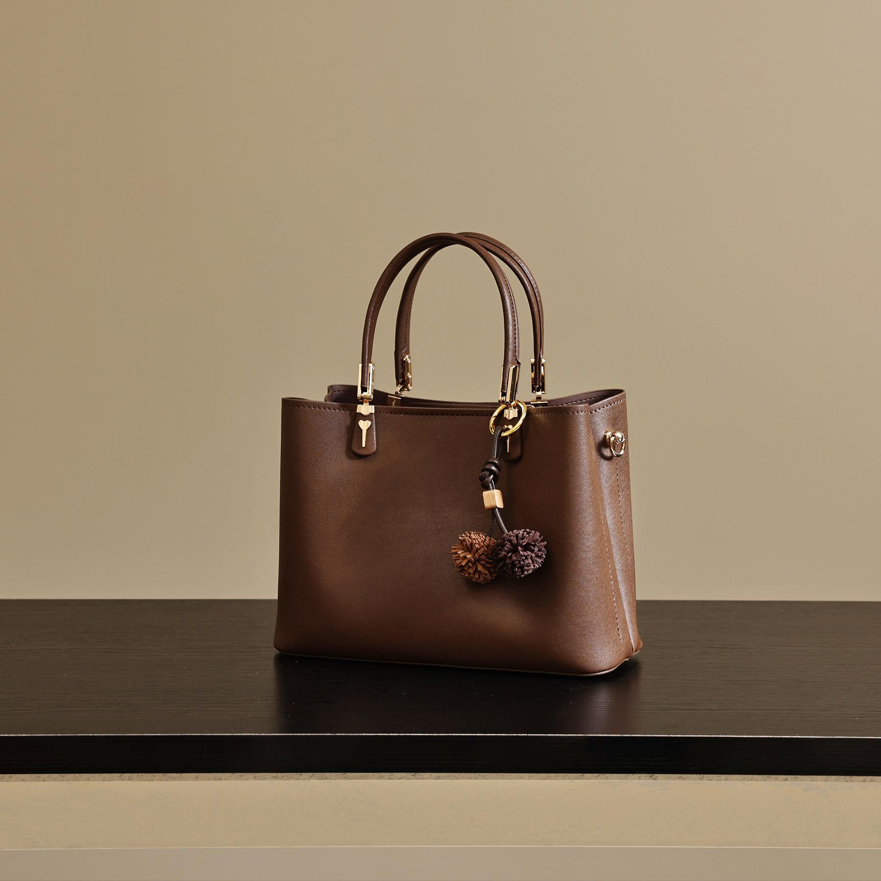 

2025 Fall/Winter New Fashion Commuting Handbag for Women, Niche High-End Large Capacity Single Shoulder Crossbody Bucket Bag 26*11*19CM коричневый