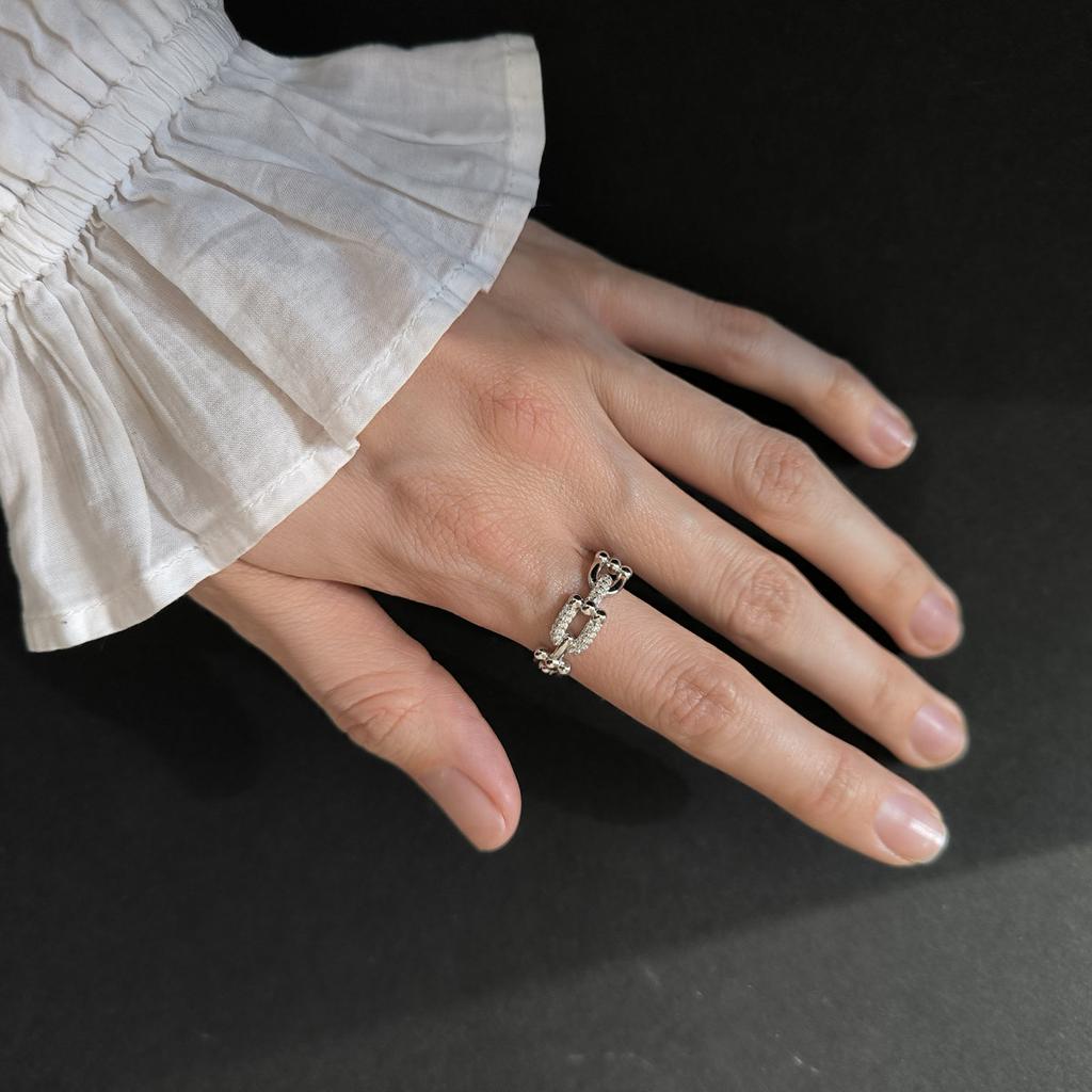 Серебряное кольцо с фианитами, вес изделия 3,66 гр (2207450)