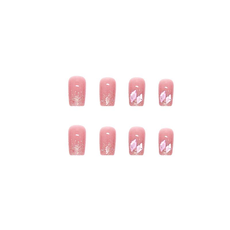 Glänzender Diamant-Nagel zum Tragen. Neues Nagelpflaster. In einer Sekunde tragbar. Fertiges Produkt. Kurzes Nagelpflaster.