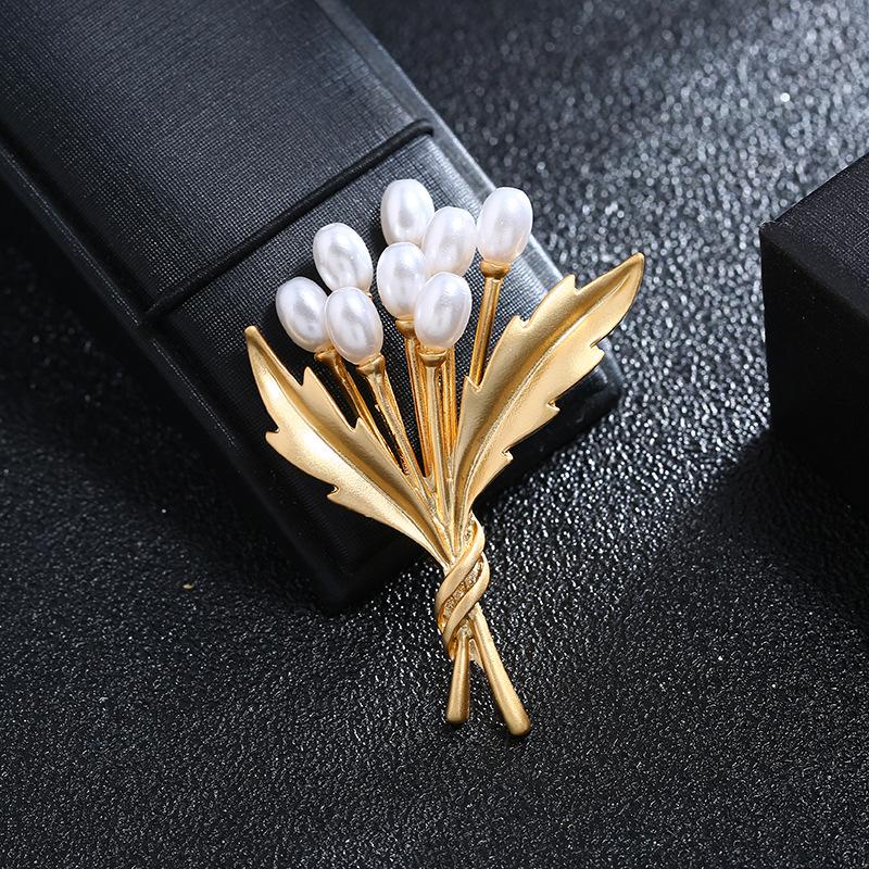 Luxury temperament dumb gold brooch female morrow plant pearl flower pin suit simple brooch with jewelry
