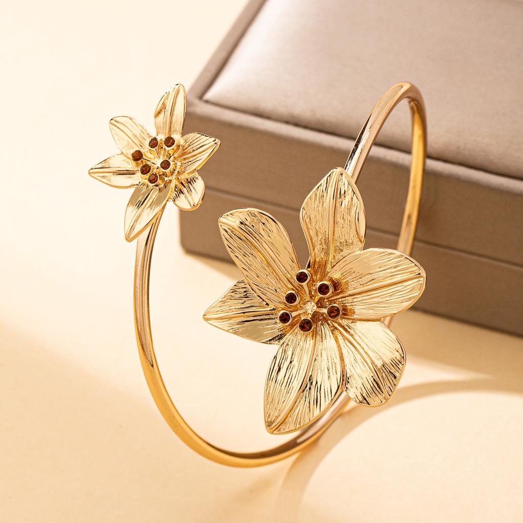 Ein Damen-Armreif zum Öffnen, Neuer böhmischer Stil, Blumenförmiger, verstellbarer Armreif, Damen-Armspange zur Dekoration, Geeignet für den täglichen Gebrauch