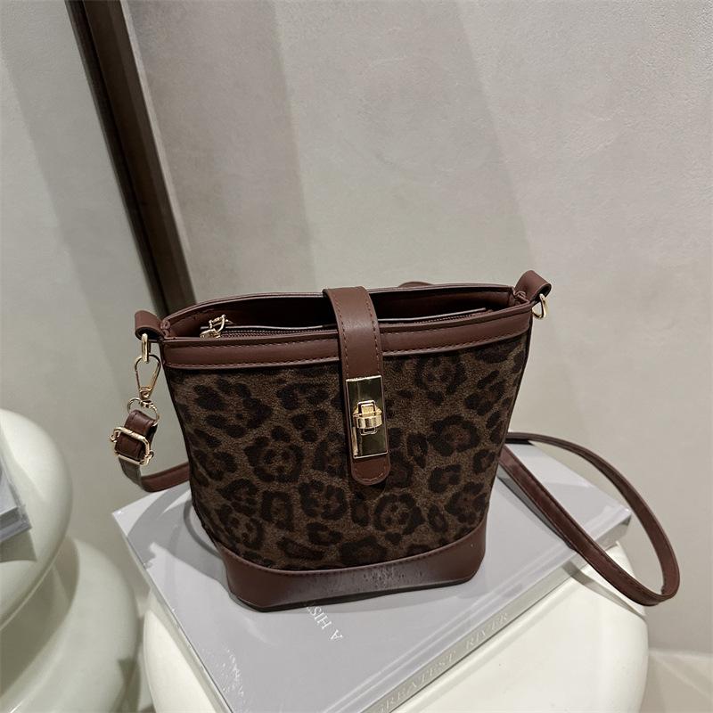 This Year's Popular Fashion Leopard Print Bag Women's 2025 New Spring Foreign Trend Messenger Bag Fashionable New Bucket Bag