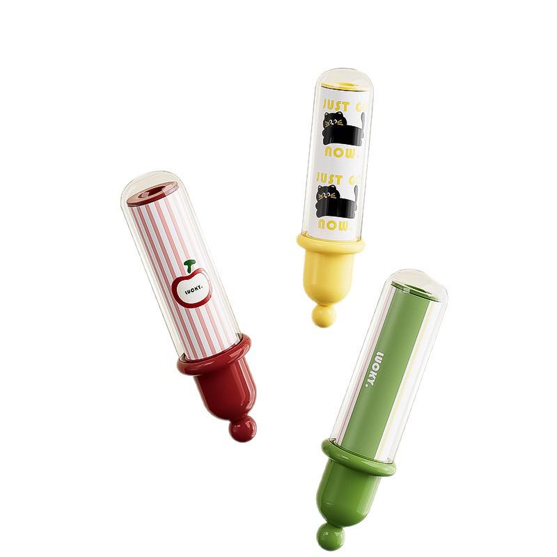 Lepkavý odstraňovač chloupků a žmolků s odtrhávacími náhradními rolemi