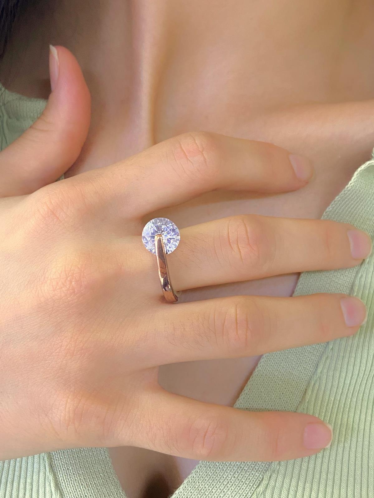 

Кольцо ручной работы из серебра 925 пробы с вращающимся цирконом специального дизайна