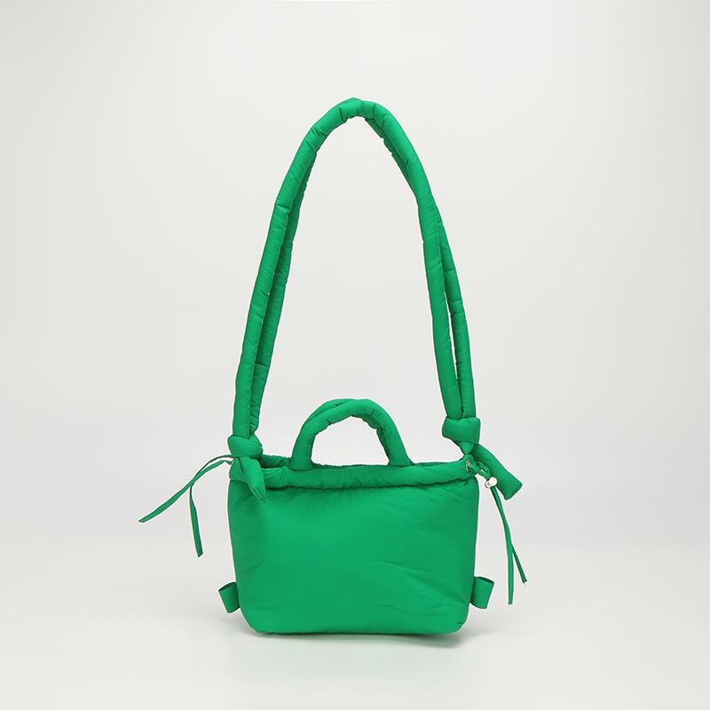 Sac bandoulière et cabas Niche Design 2025 rembourré en coton - Léger, polyvalent, à la mode, couleur unie, sac décontracté à compartiment unique.