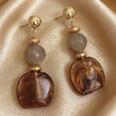 New Retro Color-matched Amber Acrylic Niche Design Earrings, Featuring A Luxurious and High-end Feel, and Suitable for Various Occasions.